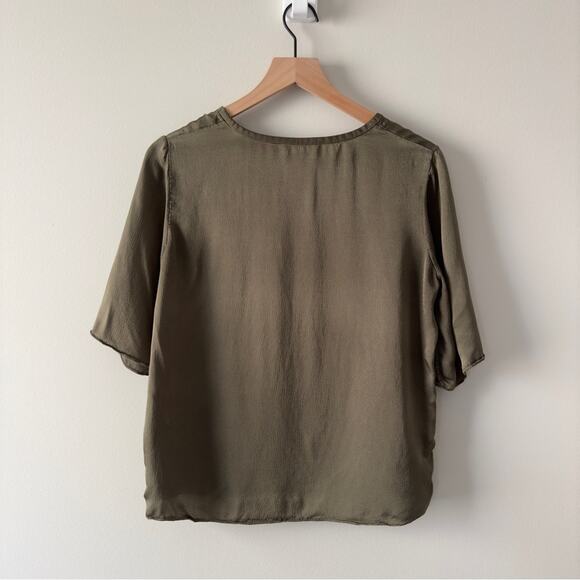 Everlane Olive Green Hammered Satin Short Sleeve Women's Top minimalist casual S - Picture 2 of 9